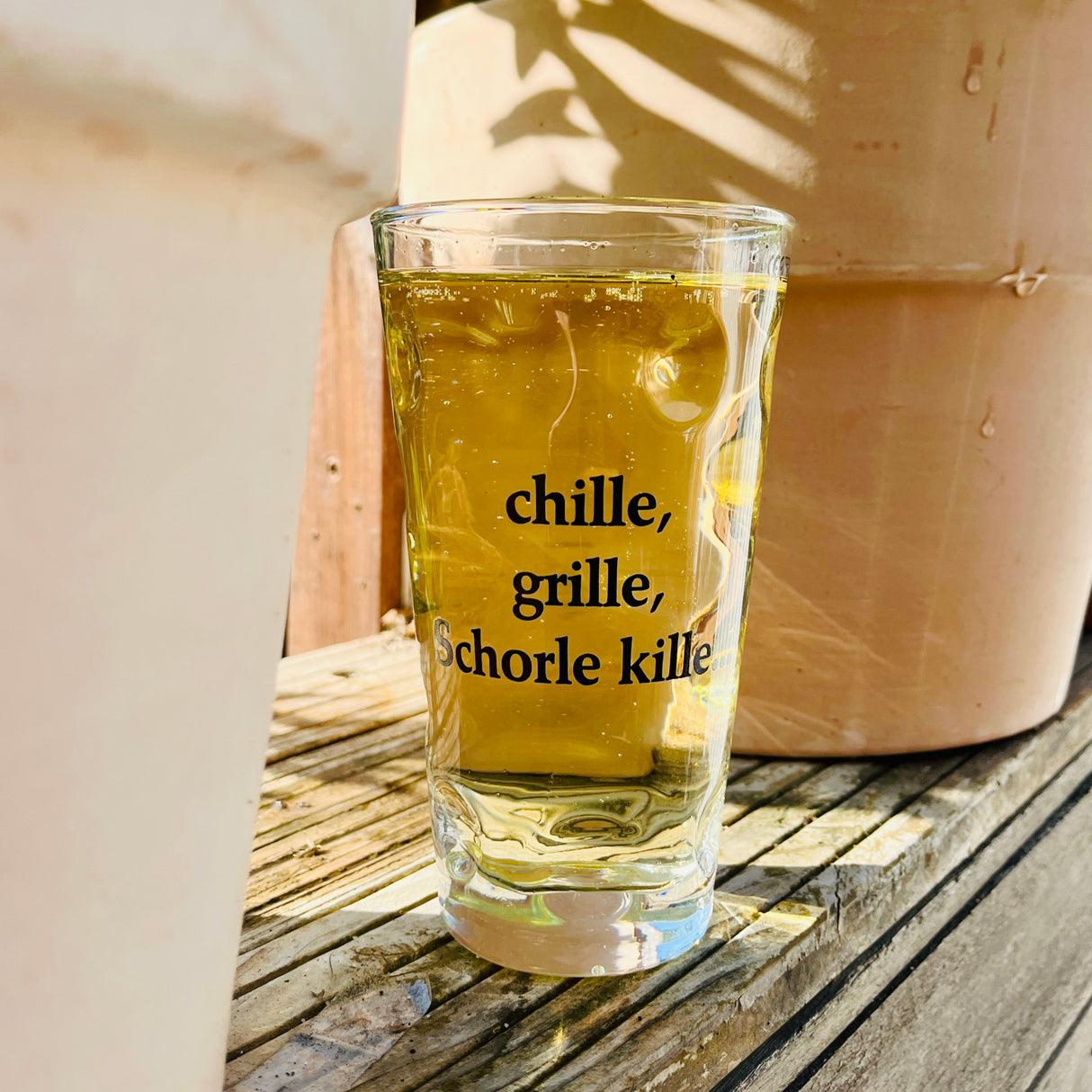 Chille, Grille, Schorle kille... Dubbeglas  mit Pfälzer Schorle im Schatten
