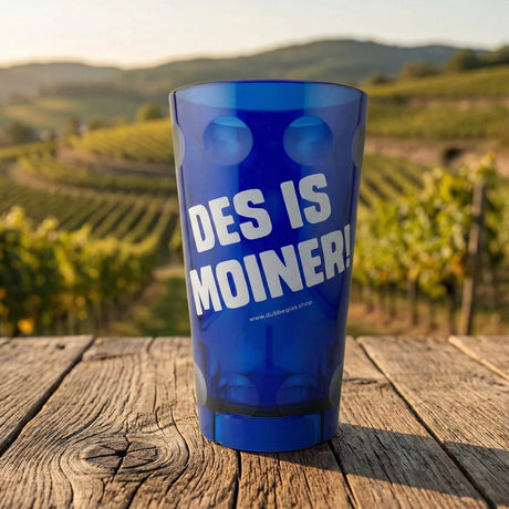 Der blaue "Des is Moiner!" Dubbebecher bei einem Ausflug in der Pfalz.