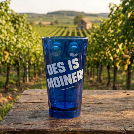 Der blaue "Des is Moiner!" Dubbebecher in den Pfälzer Weinbergen.