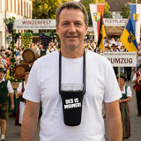 Der DES IS MOINER! Schorlehalter ist pratkisch für den Besuch beim Winzerfest in Neustadt an der Weinstraße.