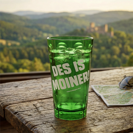Der grüne Plastik Dubbebecher sieht aus wie ein Dubbeglas. Ideal für Wanderungen und Ausflüge in der Pfalz.