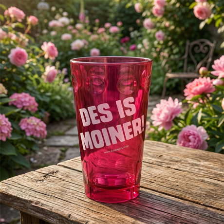 Der pink farbige Dubbecher mit dem Aufdruck DES IS MOINER! ist bruchsicher.