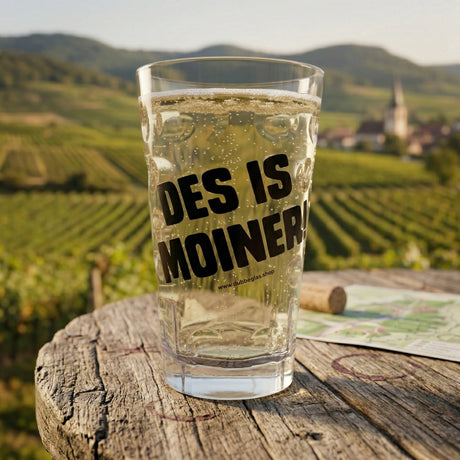 Der Dubbebecher aus Plastik sieht aus wie ein Dubbeglas. Ideal um bei einem Ausflug in der Pfalz eine Schorle zu trinken.
