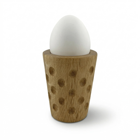 Der Dubbe Eierbecher aus Eichenholz hat rundum Dubbe wie ein Dubbeglas.