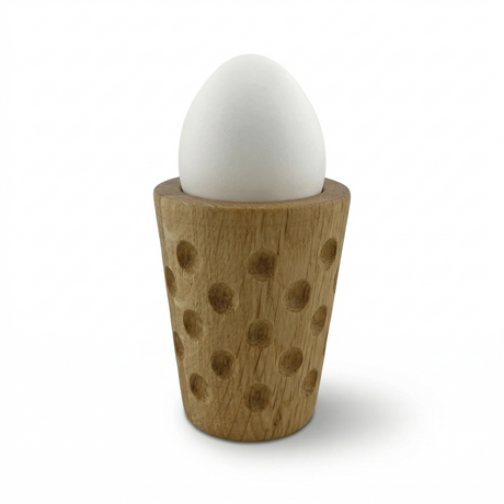 Der Dubbe Eierbecher aus Eichenholz hat rundum Dubbe wie ein Dubbeglas.