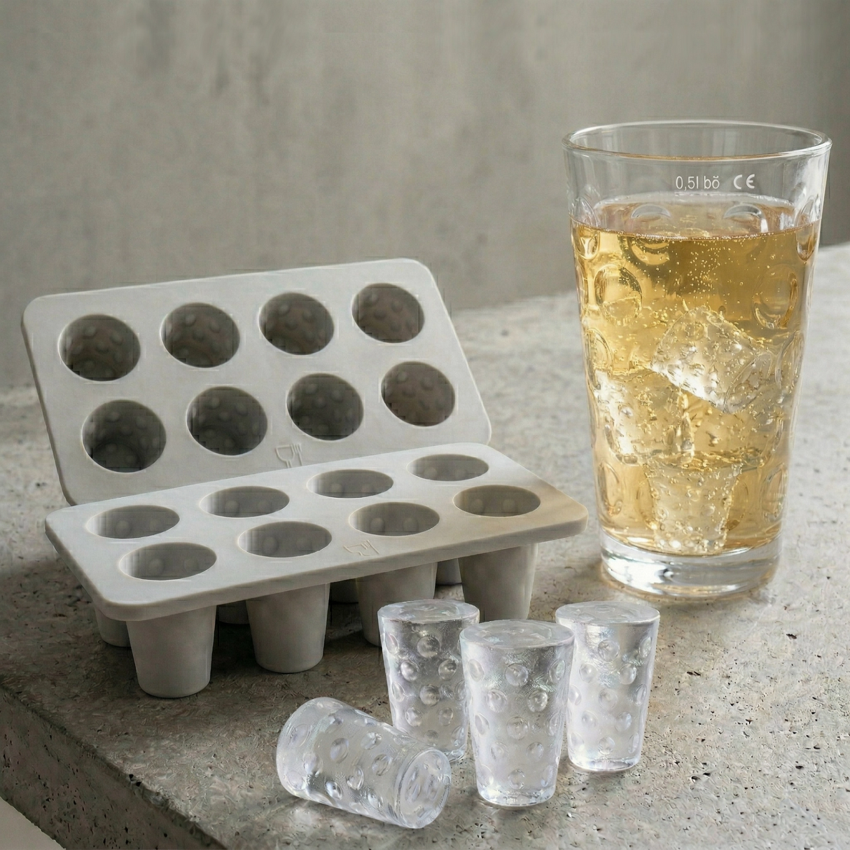 Dubbeglas Silikonform mit Dubbe Eiswürfeln in einer Rieslingschorle