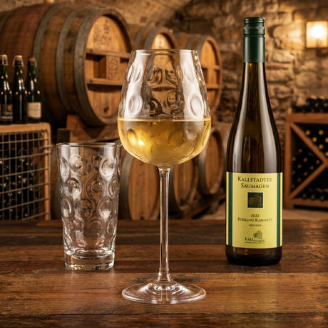 Dubbe Weinglas im Weinkeller, mit Dubbeglas und Riesling