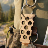 Du kannst den Dubbeglas Anhänger auch an einen Rucksack hängen.