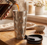 Den Dubbe Thermobecher kann man mit Kaffee oder anderen heißen Getränken befüllen