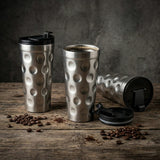 Der Dubbe Thermobecher hat rundum Dubbe wie bei einem Dubbeglas