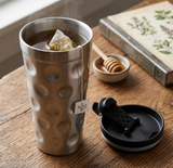 Mit dem Dubbe Thermobecher bleibt auch der Tee länger heiß.