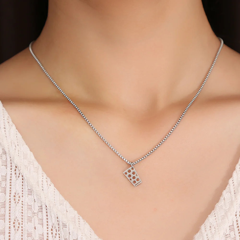 Dubbeglas Halskette - Edelstahl (Anhänger 12 mm) - Silber, am Hals getragen