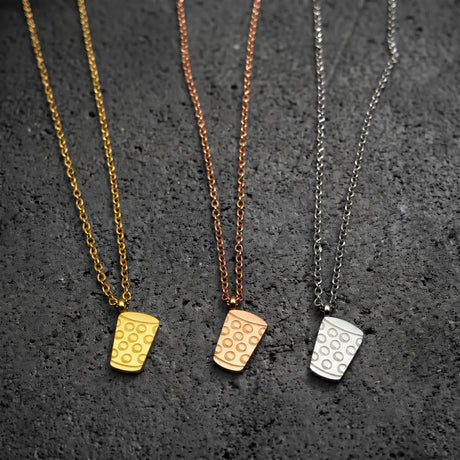 Die Dubbeglas Halskette mit dem flachen Anhänger gibt es in 3 Farben