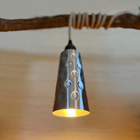 Dubbeglas Lampe mit Hanfkabel an einem Rebstock