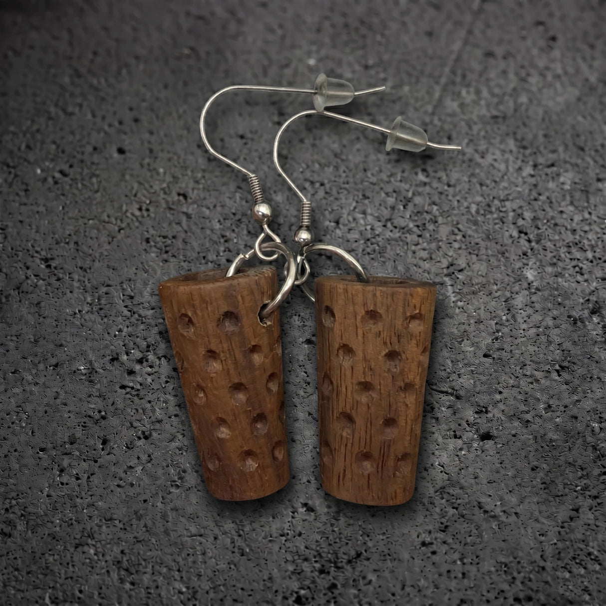 Zeitloser Dubbeglas Ohrschmuck aus Nußbaum mit besonderer Geschichte
