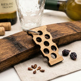 Der Holz Schlüsselanhänger im Dubbeglas Design ist aus Eiche.