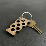 Der Pfälzer Dubbeglas Schlüsselanhänger ist aus Eichenholz