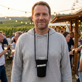 Der UFFBASSE! Dubbeglashalter mit einem Mann auf einem Pfälzer Weinfest.