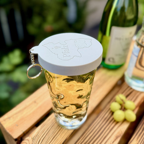 Grauer Dubbeglas Deckel aus Silikon mit Pfälzer Schorle