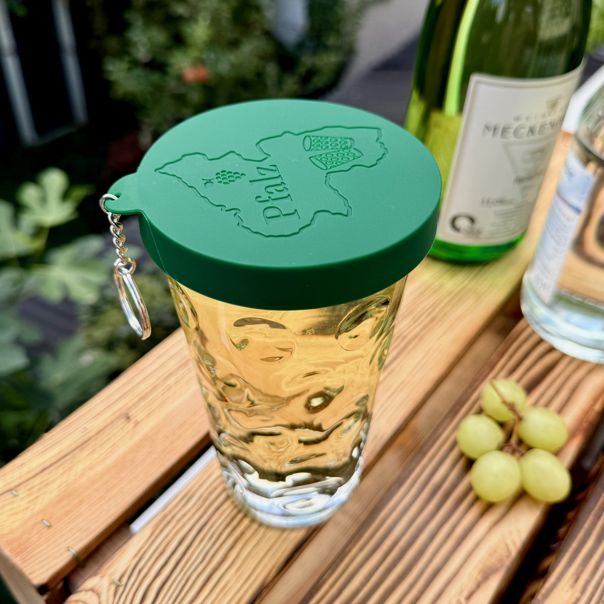 Grüner  Dubbeglas Deckel aus Silikon mit Pfälzer Schorle