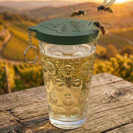 Grüner Dubbedeckel aus Silikon -  auf einem Dubbeglas in den Pfälzer Weinbergen, schützt vor Wespen