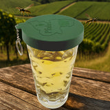 Grüner Dubbeglas Deckel aus Silikon -  auf einem Dubbeglas in den Pfälzer Weinbergen, schützt vor Wespen