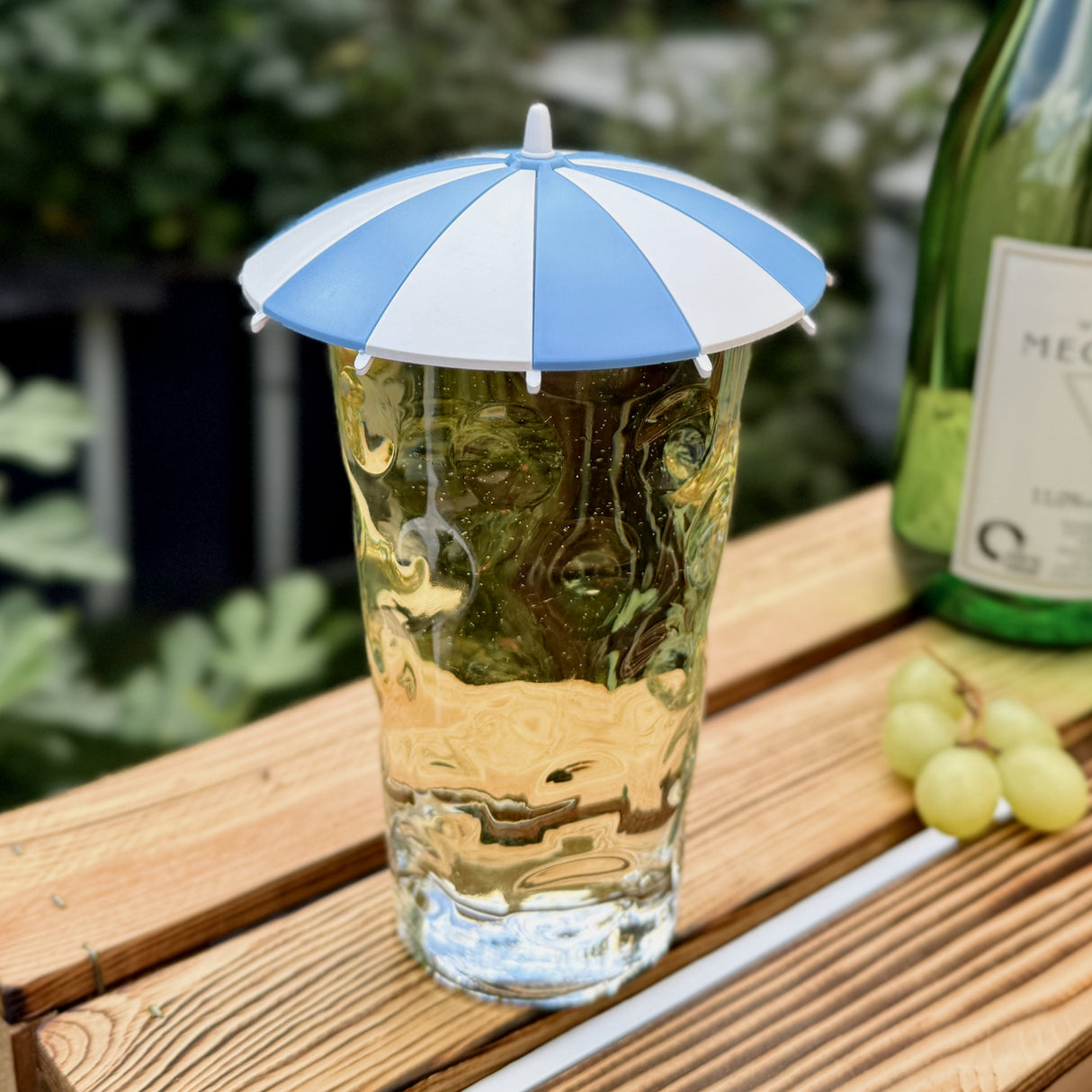 Hellblauer Dubbeglas Deckel als Sonnenschirm, mit Pfälzer Schorle
