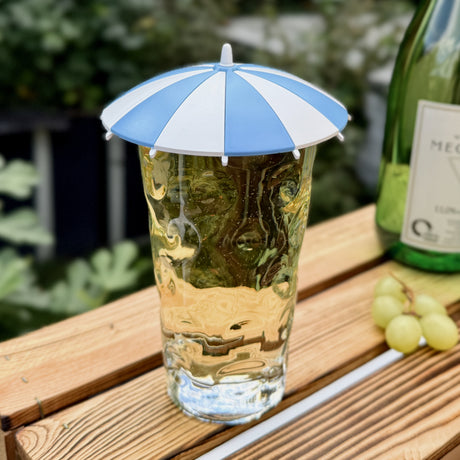 Der Schorleglas Deckel in Hellblau und Weiß ist ideal für Garten und Balkon