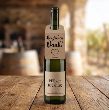 Herzlichen Dank! Weinflaschenanhänger auf einer Flasche Riesling