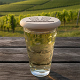 In de Palz dehäm - Dubbe-Deckel mit Aufdruck, in Weinbergen in der Pfalz