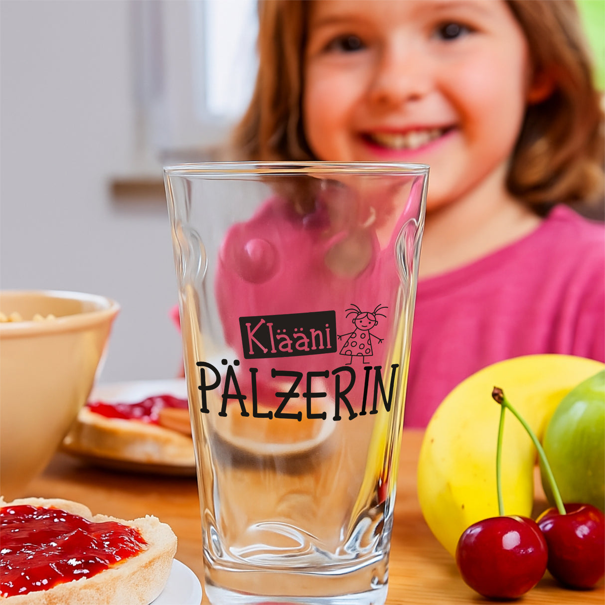 Klääni Pälzerin Dubbeglas 0,25 L, mit einer kleinen Pfälzerin beim Frühstück