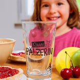 Klääni Pälzerin Dubbeglas 0,25 L, mit einer kleinen Pfälzerin beim Frühstück