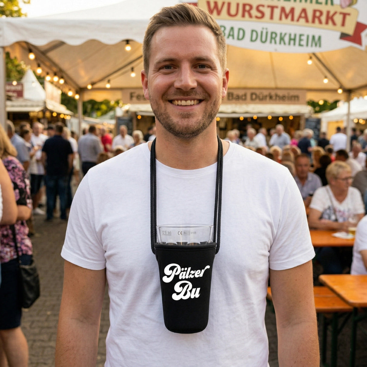 Pälzer Bu mit Dubbeglashalter auf dem Wurstmarkt in Bad Dürkheim