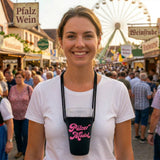 Hände frei, Schorle dabei – so feierst Du mit dem Schorlehalter entspannt auf dem Wurstmarkt in Bad Dürkheim.
