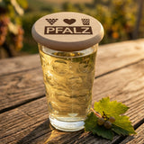 Der Dubbeglas Holzdeckel ist mit liebevollem Pfalz-Motiv bedruckt.
