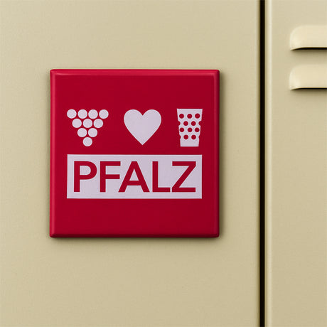 Pfalz Magnet mit Weintrauben, Herz & Dubbeglas (Rot) an einem Spind