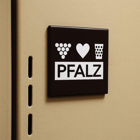 Pfalz Magnet mit Weintrauben, Herz & Dubbeglas (Schwarz) an einem Spind