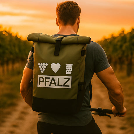 Pfalz Rolltop Rucksack,  Olive/Schwarz, mit einem Pfälzer auf Radtour in den Weinbergen