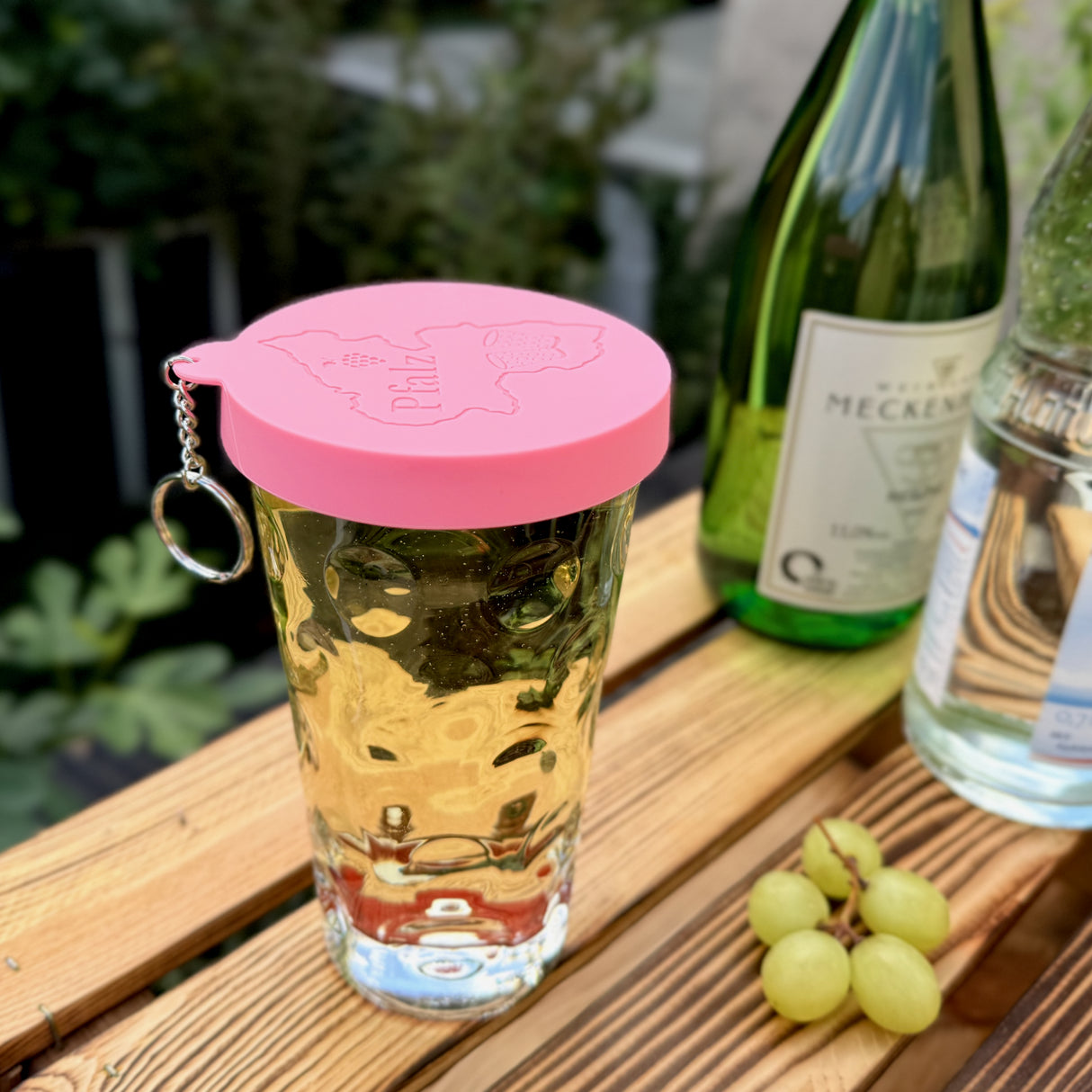 Rosa Dubbeglas Deckel aus Silikon mit Pfälzer Schorle
