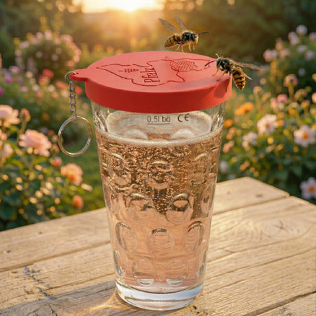 Der rote Dubbedeckel aus Silikon -  auf einem Dubbeglas in einem Pfälzer Garten, schützt vor Wespen