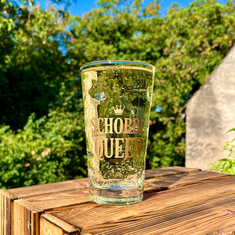 Schobbe Queen 0,5 L Dubbeglas mit Pfälzer Schorle im Garten