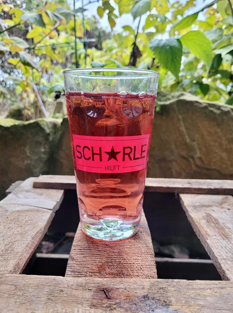 Schorle hilft Dubbglas 0,5 L (inkl. 3 Euro Spende) - Aufdruck Pink, Weißherbstschorle