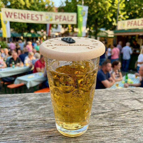 Der Schorlezähler auf einem Dubbeglas bei einem Pfälzer Weinfest.