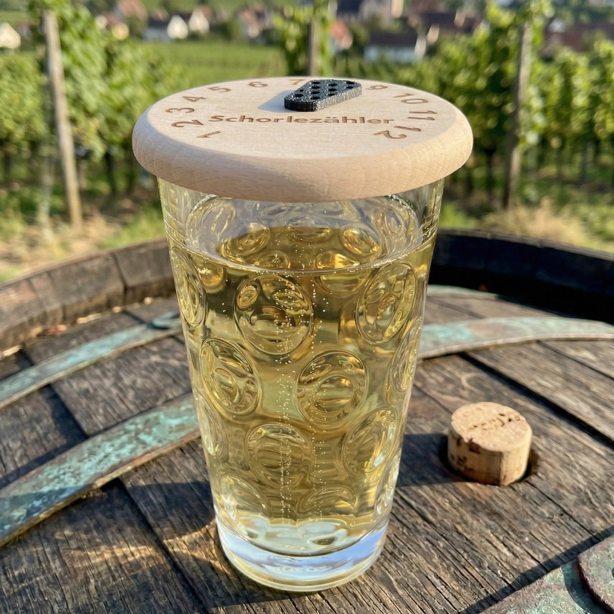 Der Schorlezähler Dubbeglas Deckel schützt deine Schorle auch vor Wespen.