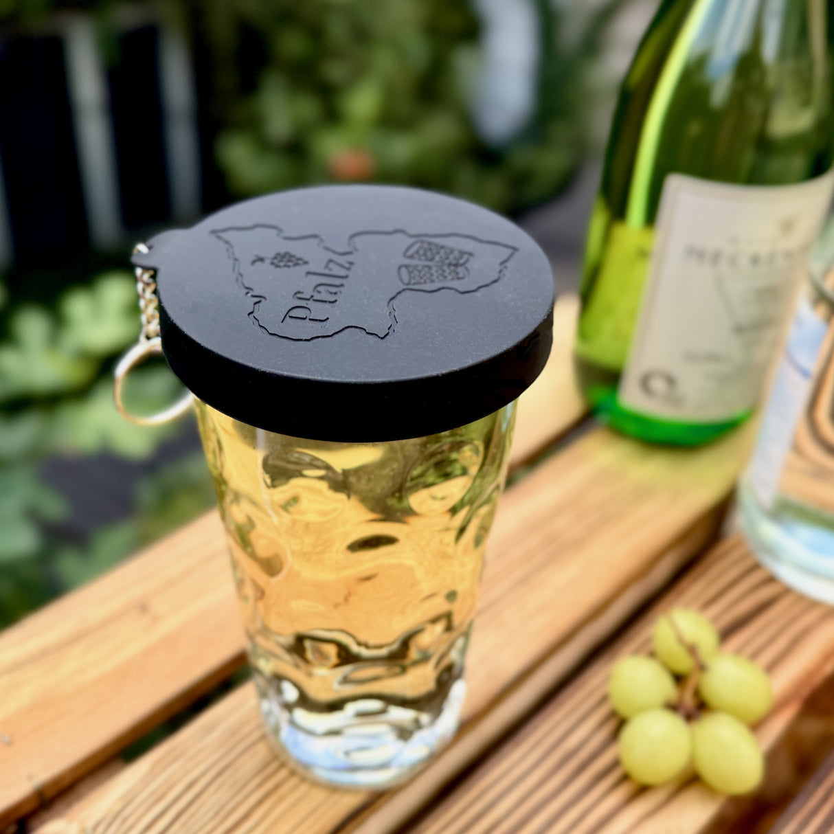 Schwarzer Dubbeglas Deckel aus Silikon mit Pfälzer Schorle