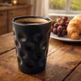Schwarzer Dubbebecher aus Keramik mit Kaffee