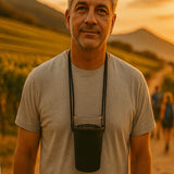 Pfälzer mit einem schwarzen Dubbeglashalter auf einer Weinwanderung