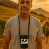 Ein Pfälzer mit dem Pfalz Dubbeglashalter auf einer Weinwanderung