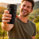 Ein Pfälzer mit einem schwarzen Dubbeglas