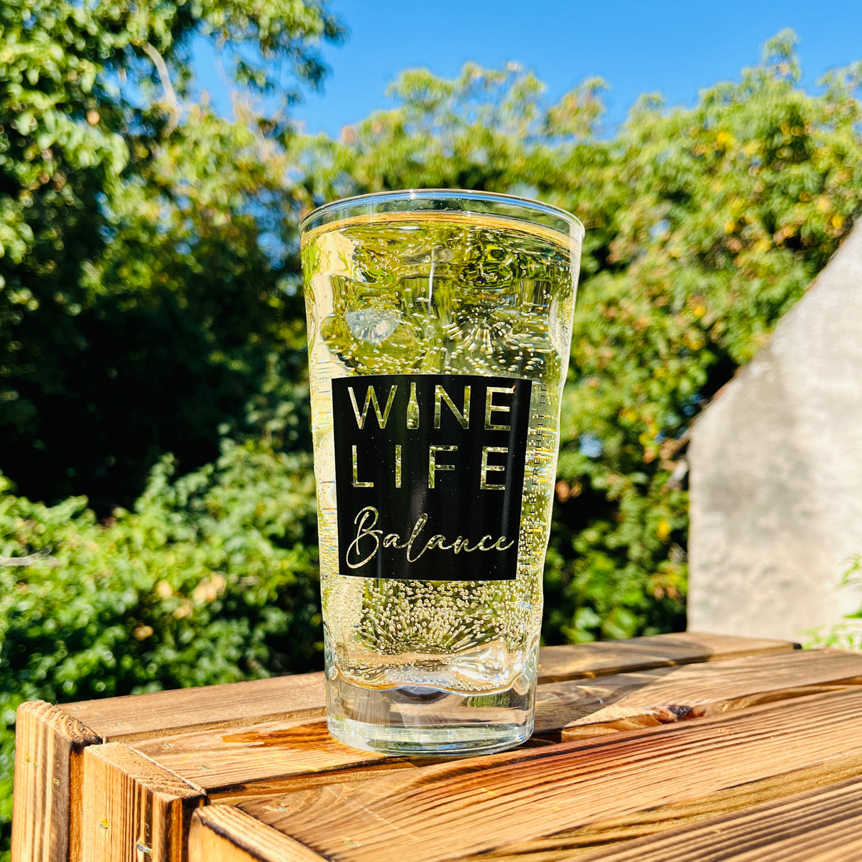 Wine Life Balance 0,5 L Dubbeglas mit Pfälzer Schorle im Garten